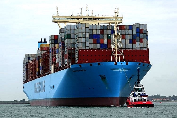 https://www.blue-growth.org/Climate_Warming_Action_Plans/Cargo_Container_Ships_Zero_Carbon_Emissions_Shipping/Pictures_Cargo_Container_Ships/madrid-maersk-worlds-largest-containers-ships.jpg